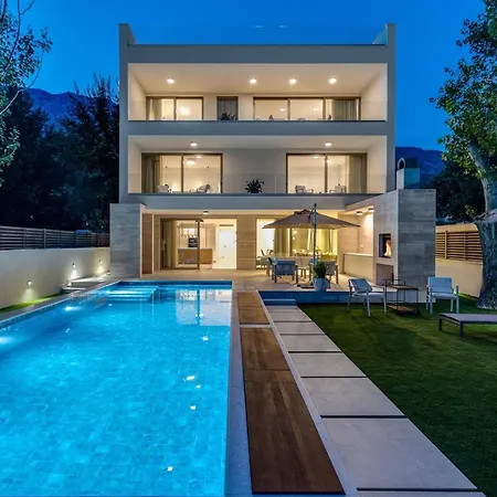 Beachfront Erce With Private 40sqm Heated Pool, A Gym, 7 En-suite Bedrooms, A Rooftop Terrace, 2 Living Areas
