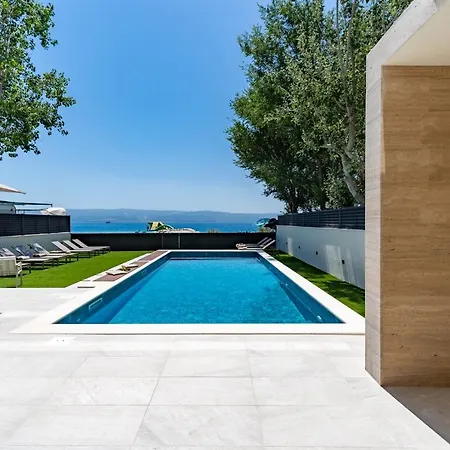 Beachfront Erce With Private 40sqm Heated Pool, A Gym, 7 En-suite Bedrooms, A Rooftop Terrace, 2 Living Areas Duće