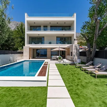 Villa Beachfront Erce: Luxury Seaside Retreat With Private Pool And Rooftop Terrace *