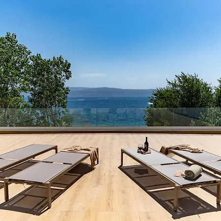 Beachfront Erce With Private 40sqm Heated Pool, A Gym, 7 En-suite Bedrooms, A Rooftop Terrace, 2 Living Areas Villa Duće
