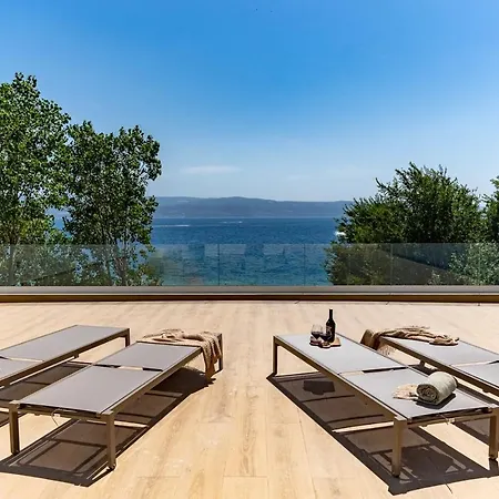 Beachfront Erce: Luxury Seaside Retreat With Private Pool And Rooftop Terrace Villa Duce