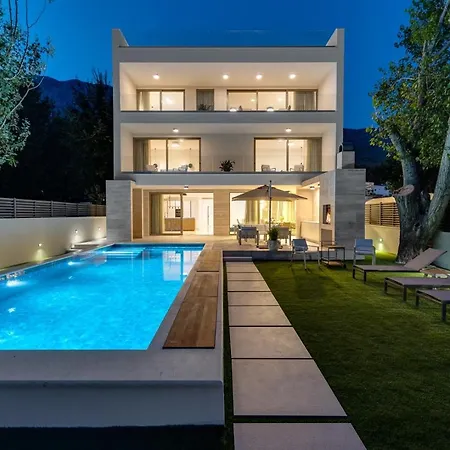 Villa Beachfront Erce With Private 40sqm Heated Pool, A Gym, 7 En-suite Bedrooms, A Rooftop Terrace, 2 Living Areas Duće