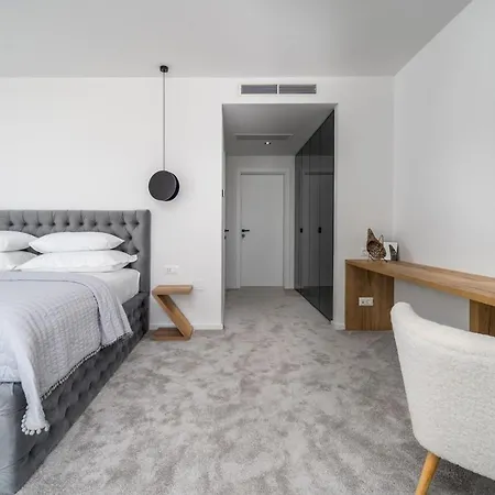 Beachfront Erce With Private 40sqm Heated Pool, A Gym, 7 En-suite Bedrooms, A Rooftop Terrace, 2 Living Areas *
