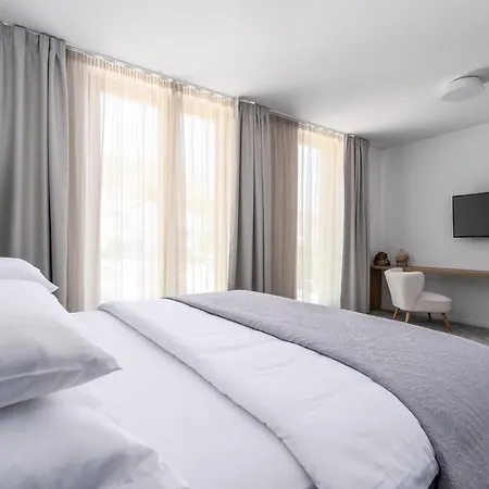 Beachfront Erce With Private 40sqm Heated Pool, A Gym, 7 En-suite Bedrooms, A Rooftop Terrace, 2 Living Areas * Duće
