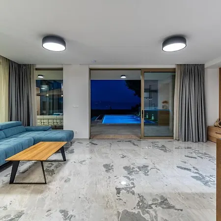 Villa Beachfront Erce: Luxury Seaside Retreat With Private Pool And Rooftop Terrace *
