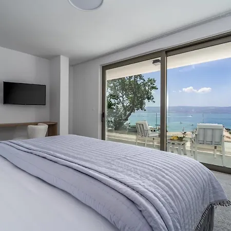 Villa Beachfront Erce With Private 40sqm Heated Pool, A Gym, 7 En-suite Bedrooms, A Rooftop Terrace, 2 Living Areas Duće