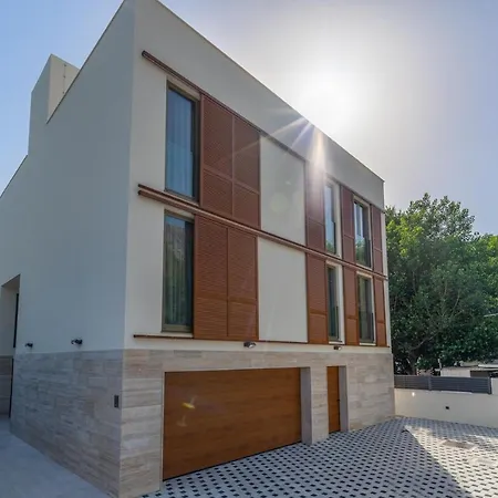 Villa Beachfront Erce: Luxury Seaside Retreat With Private Pool And Rooftop Terrace *