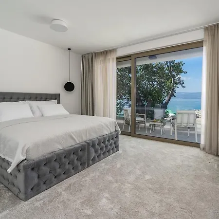 Villa Beachfront Erce: Luxury Seaside Retreat With Private Pool And Rooftop Terrace *