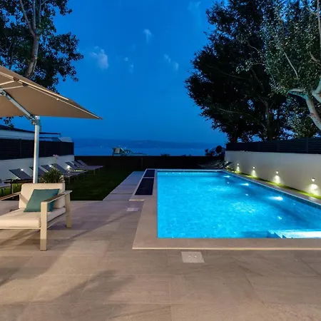 Beachfront Erce: Luxury Seaside Retreat With Private Pool And Rooftop Terrace Villa