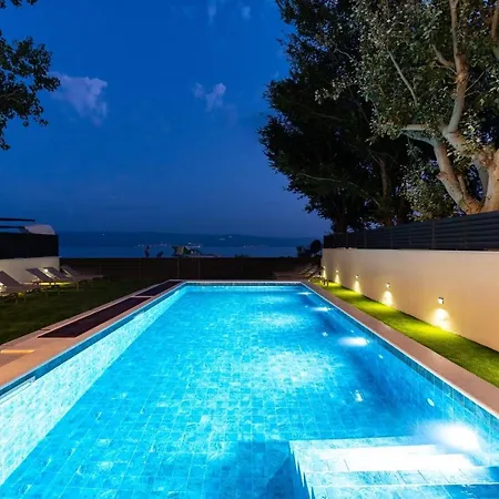 Beachfront Erce: Luxury Seaside Retreat With Private Pool And Rooftop Terrace