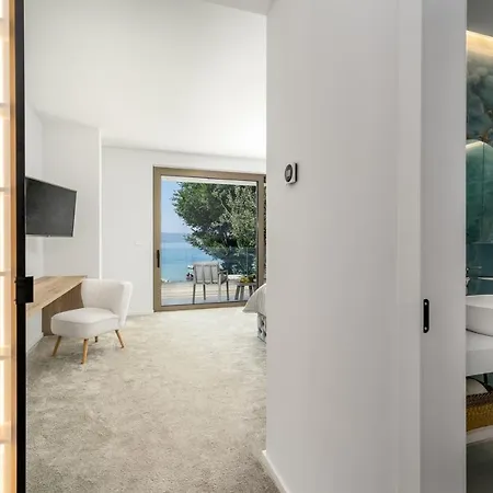 Beachfront Erce With Private 40sqm Heated Pool, A Gym, 7 En-suite Bedrooms, A Rooftop Terrace, 2 Living Areas * Duće