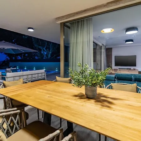 Beachfront Erce: Luxury Seaside Retreat With Private Pool And Rooftop Terrace Villa Duce