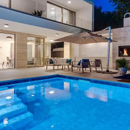 Beachfront Erce: Luxury Seaside Retreat With Private Pool And Rooftop Terrace Villa