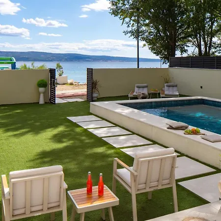 Villa Beachfront Erce With Private 40sqm Heated Pool, A Gym, 7 En-suite Bedrooms, A Rooftop Terrace, 2 Living Areas *