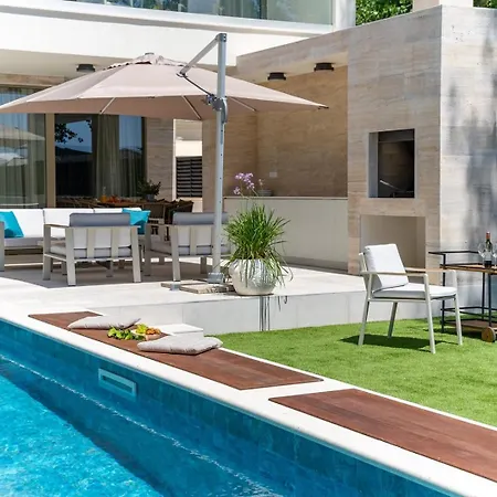 Beachfront Erce With Private 40sqm Heated Pool, A Gym, 7 En-suite Bedrooms, A Rooftop Terrace, 2 Living Areas Villa Duće