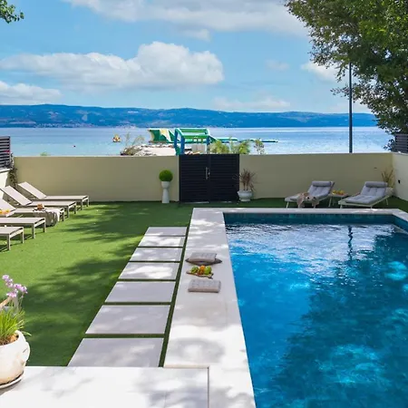 Beachfront Erce With Private 40sqm Heated Pool, A Gym, 7 En-suite Bedrooms, A Rooftop Terrace, 2 Living Areas Duće